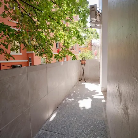 Spacious 3-bedroom, 2-bathroom With High Ceilings Appartement *