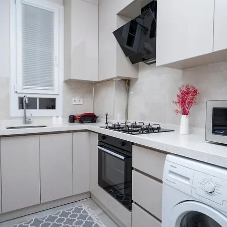 Spacious 3-bedroom, 2-bathroom With High Ceilings