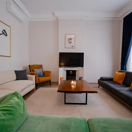 Spacious 3-bedroom, 2-bathroom With High Ceilings *