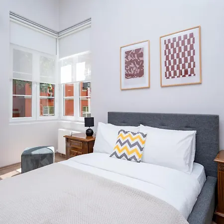 Spacious 3-bedroom, 2-bathroom With High Ceilings Appartement