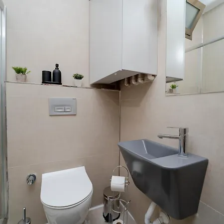 Spacious 3-bedroom, 2-bathroom With High Ceilings Appartement *