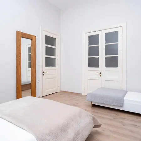 Appartement Spacious 3-bedroom, 2-bathroom With High Ceilings Istanboel