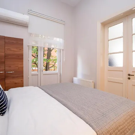 Spacious 3-bedroom, 2-bathroom With High Ceilings *