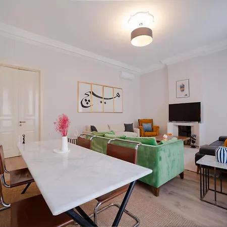 Spacious 3-bedroom, 2-bathroom With High Ceilings Istanbul