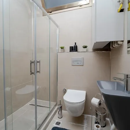 Apartment Spacious 3-bedroom, 2-bathroom With High Ceilings *