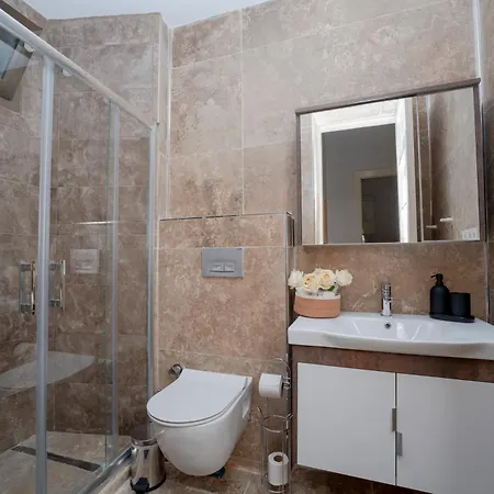 Spacious 3-bedroom, 2-bathroom With High Ceilings