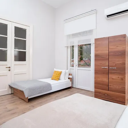 Apartment Spacious 3-bedroom, 2-bathroom With High Ceilings *