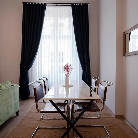 Spacious 3-bedroom, 2-bathroom With High Ceilings Apartment