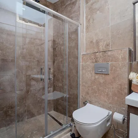 Apartment Spacious 3-bedroom, 2-bathroom With High Ceilings *