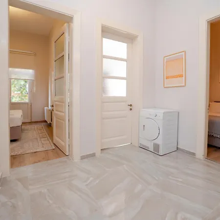 Spacious 3-bedroom, 2-bathroom With High Ceilings Apartment