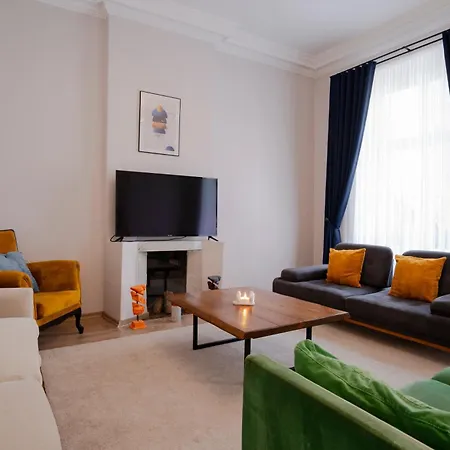 Spacious 3-bedroom, 2-bathroom With High Ceilings Apartment *