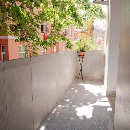 Apartment Spacious 3-bedroom, 2-bathroom With High Ceilings *