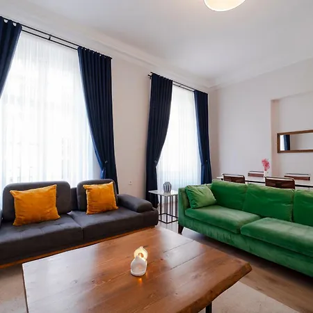 Spacious 3-bedroom, 2-bathroom With High Ceilings * Istanbul