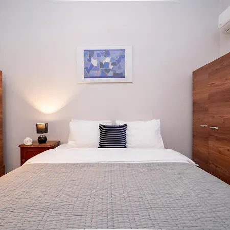 Apartment Spacious 3-bedroom, 2-bathroom With High Ceilings *