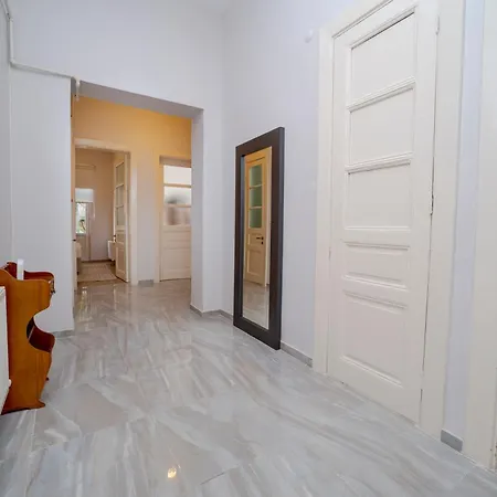 Spacious 3-bedroom, 2-bathroom With High Ceilings Apartment Istanbul