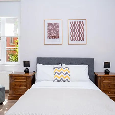 Spacious 3-bedroom, 2-bathroom With High Ceilings