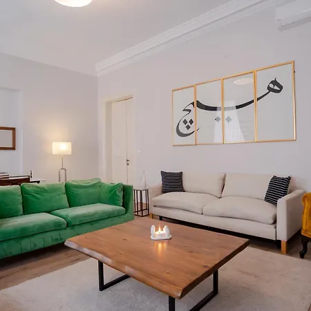 Spacious 3-bedroom, 2-bathroom With High Ceilings Apartment *