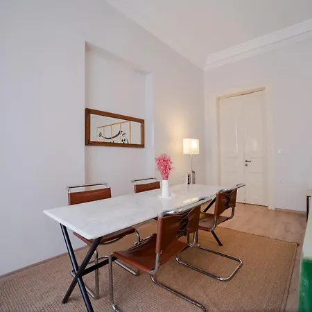 Spacious 3-bedroom, 2-bathroom With High Ceilings Apartment